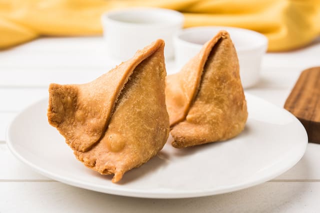 Indian Delight (Vegetable Samosa) (2 pieces)